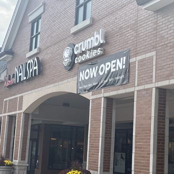 Crumbl - Roscoe Village - Outside - Bakeries Near Me - Chicago, Illinois