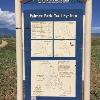 Palmer Park - A sign at the entrance. Trails are clearly marked whether dogs are allowed on or off leash - Hiking Near Me - Colorado Springs, Colorado