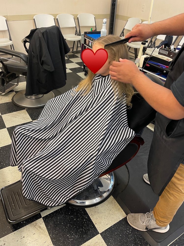 Sit-N-Bull Barbers Logo