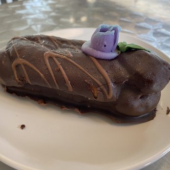 Kenwick Table - Eclair - Coffee & Tea Near Me - Lexington, Kentucky
