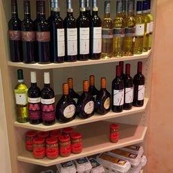 Metzgerei Heitzer - Eine kleine Auswahl an Wein, sowie Senf und frischen Eiern, jeweils in der 6-er, oder 10-er Packung.