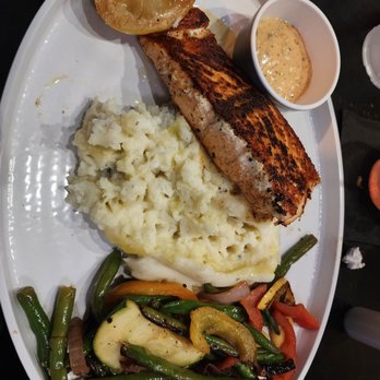 404 Sports Bar - Salmon with veggie medley and mashed potatoes - American Near Me - Morrow, Georgia
