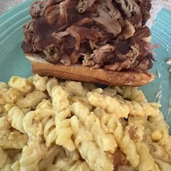 Poulich Pit BBQ - Pulled pork and Mac and cheese