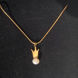 Schmuckwerk Hübener GbR - Die goldene Halskette mit der Krone und Perle. The golden necklace with the crown and the pearl.
