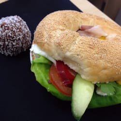 Cafe S.M.A.K. - Bagel med mozzarella, lufttorkad skinka och grönsaker (35 kr) och nästan-utgången chokladboll (5 kr).