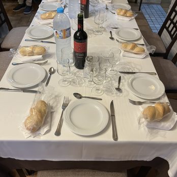 El Mirador - Red vino with pan (bread) - Spanish Near Me - Córdoba, Colorado El Mirador - Red vino with pan (bread) - Spanish Near Me - Córdoba, Colorado
