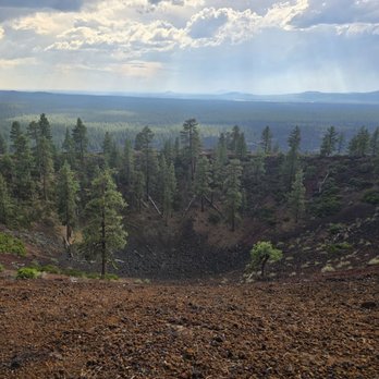 Lava Butte Visitor Center Loop - View into the crater - Hiking Near Me - Bend, Oregon