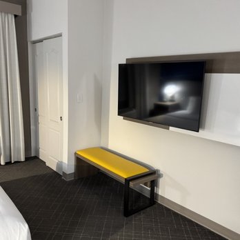 Comfort Suites - Hotels Near Me - Elgin, Illinois