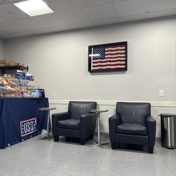 USO Love Field - Snacks and lounge chairs 6/2026 - Airport Lounges Near Me - Dallas, Texas