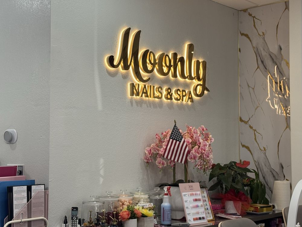 Moonly Nails & Spa Logo