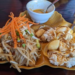 Lunch combo chk pad thai and massaman curry Lunch combo chk pad thai and massaman curry