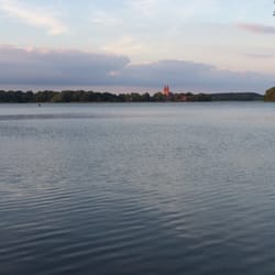 Campingplatz am Dobbertiner See - Das Kloster Dobbertin vom Rastplatz am See in der Nähe des Campingplatzes aus.