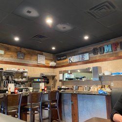 Comfi of Belmar - Kitchen and bar area