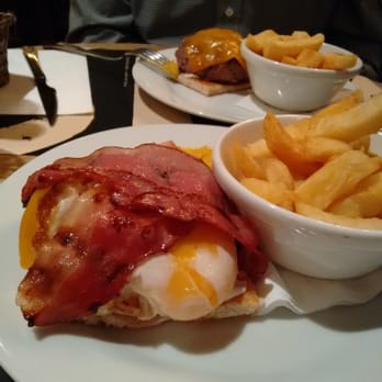 Cafe Adonis - La hamburguesa - Dive Bars Near Me - Barcelona, B Cafe Adonis - La hamburguesa - Dive Bars Near Me - Barcelona, B