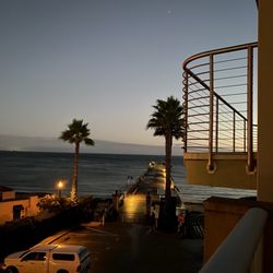 Capitola Beach Suites - Communal Terrace View at Night
