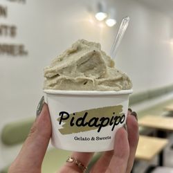 Pidapipo Gelato and Sweets - Peach Oolong Tea Gelato - 5.65$ single scoop