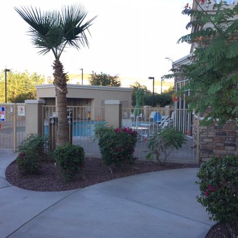 Holiday Inn Yuma - The beautiful pool was full of people all evening - Hotels Near Me - Yuma, Arizona