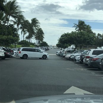 Ko Olina Lagoon 4 - Parking lot. Waiting at the entrance where a man lets you go forward once another car pulls out of a spot . - Beaches Near Me - Kapolei, Hawaii