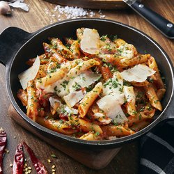 Farina San Ángel - Penne arrabiata, mozzarella fresca y parmesano