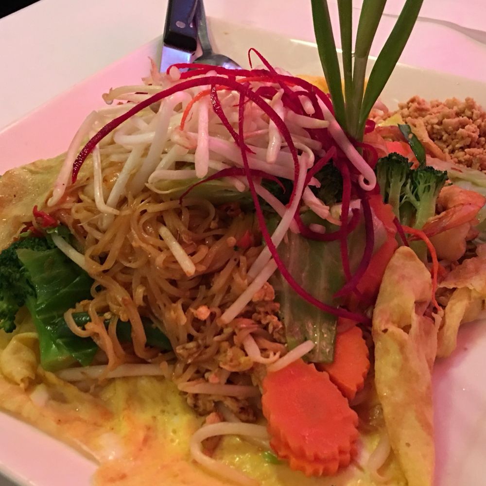 Pad Thai with Chicken and Prawns Pad Thai with Chicken and Prawns