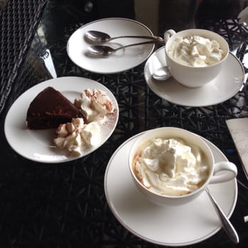 Stratta - Gâteau chocolat avec de la confiture au milieu, deux cafés accompagné de leur crème ( style de chantilly épaisse). - Chocolatiers & Shops Near Me - Torino, TO