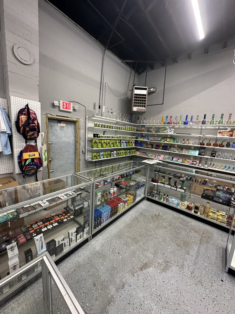 SMOKERS HOUSE AND VAPE CONVINENT STORE Updated August 2024 306