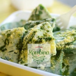 Kombina - Ravioli Verde de espinafre com recheio de ricota e calabresa com molho cremoso