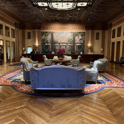 The Biltmore Los Angeles - Front desk and seating
