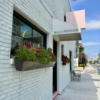 Willa's - Cute outdoor flower boxes and parking lot for customers next to the building - New American Near Me - Tampa, Florida