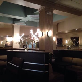 DoubleTree by Hilton Hotel Jackson - Hotel restaurant lounge - Hotels Near Me - Jackson, Tennessee