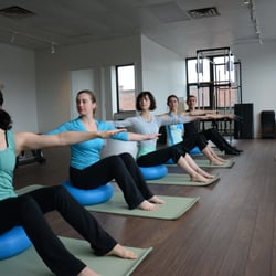 Studio Espace Pilates - Cours de Pilates au sol avec accéssoires.
Pilates Mat classes with props.
