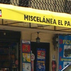 Miscelánea  El Papis - Fachada de color llamativo.