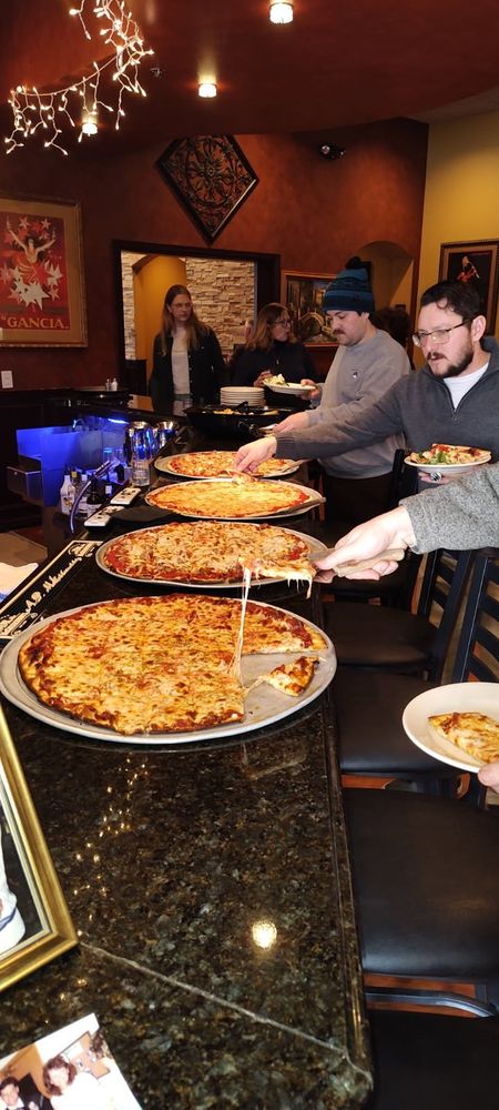 Johnny Pizzas & Pastaria Logo