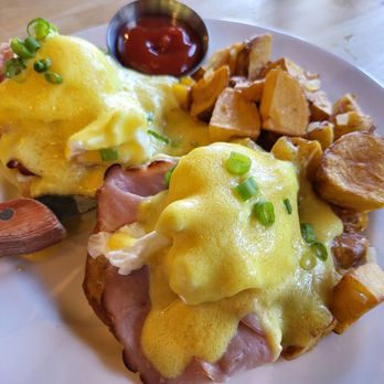Blackbird - Egg benedict - New American Near Me - Shoreline, Washington Blackbird - Egg benedict - New American Near Me - Shoreline, Washington
