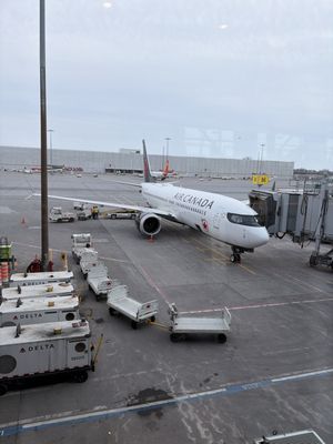 Montréal-Pierre Elliott Trudeau International Airport by null