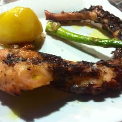 Tasca Brasería Maestrat - Pulpo a la brasa con un toque de cristales de sal de Chipre a la trufa. 3€ en el Día Mundial de la Tapa.