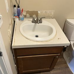 Wyndham Lakes - Another angle of how the sink is hanging for a thread