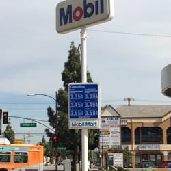 Mobil - Clearly labeled cash cost next to credit cost/gal.