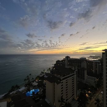 Halepuna Waikiki by Halekulani - Sunset - Hotels Near Me - Honolulu, Hawaii Halepuna Waikiki by Halekulani - Sunset - Hotels Near Me - Honolulu, Hawaii