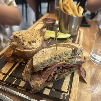 Roadtrip Bayshore - New York Pastrami Sandwich - Cocktail Bars Near Me - Bay Shore, New York