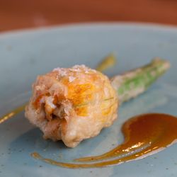 Las Carboneras de Lu - Flor de Calabacin en tempura rellena de brandada de bacalao