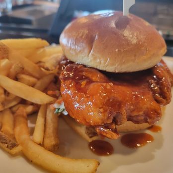 Applebee's Grill + Bar - Sweet & Spicy Chicken Sandwich - American Near Me - St. Louis Park, Minnesota