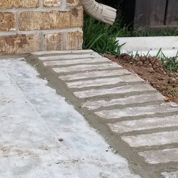 Modern Aztec Construction - Brick sitting almost an inch higher than concrete with sloppy mortar joints. - Masonry/Concrete Near Me - Rosenberg, Texas