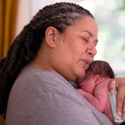 Emerald Doulas - Postpartum Baby Snuggles