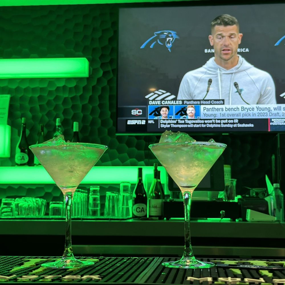 Five Iron Golf - Sports Bars Near Me - Detroit, Michigan
