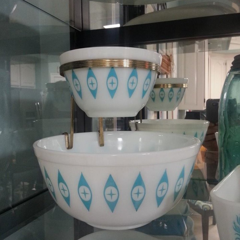 Pyrex "Eyes" Chip & Dip set found here! Pyrex "Eyes" Chip & Dip set found here!