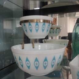 Pyrex "Eyes" Chip & Dip set found here! Pyrex "Eyes" Chip & Dip set found here!