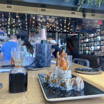 Lincoln Social Rooftop - Sushi and happy hour bottle - American Near Me - Columbus, Ohio