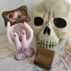 Vintage Kitschy - Antique jewelry