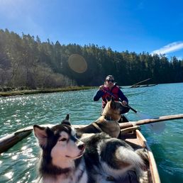 Beautiful day on the river. Two people and two large dogs fit comfortably! Beautiful day on the river. Two people and two large dogs fit comfortably!